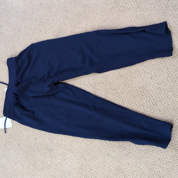 New Lululemon Beyond the Studio HR Crop - Picture 5 of 9